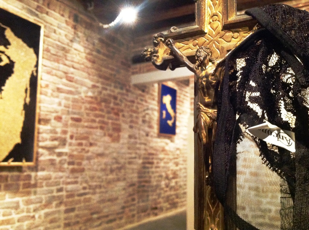 Giannellato personal Jesus sculpture installation exibition contemporary art Caos art Gallery Venice